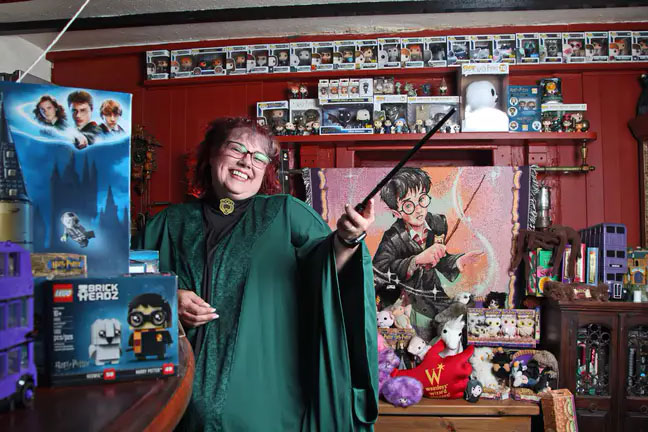 Harry Potter: 5.284 gli articoli a tema posseduti dalla più grande fan della saga dedicata al maghetto. Tracey Nicol-Lewis entra nel Guinness World Records
