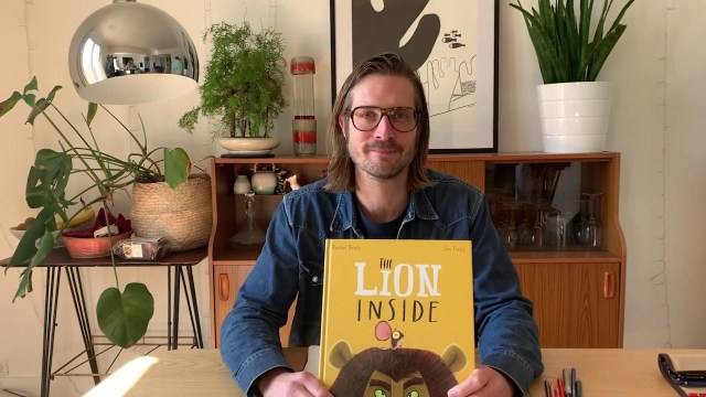 Jim Field con la copertina di The Lion Inside