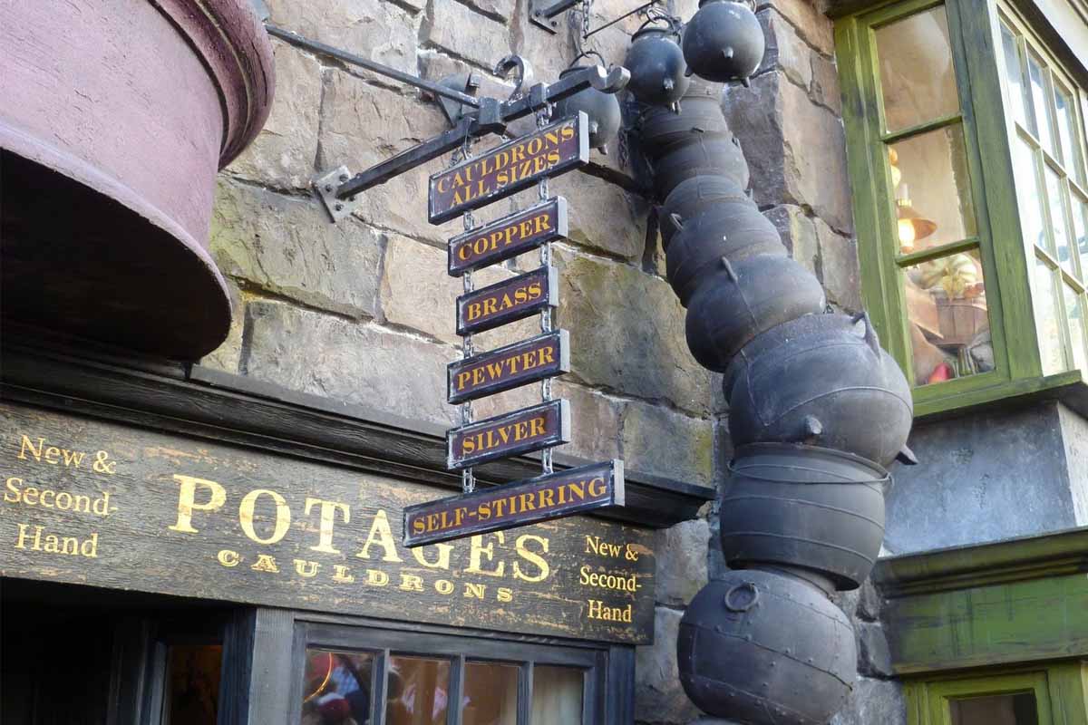 Potage's Cauldron Shop (o Il Calderone o Negozio di calderoni di Potage)