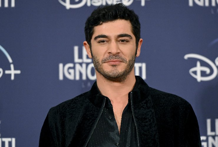 Burak Deniz protagonista di The Night Fal