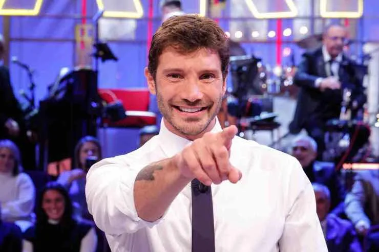 Stefano De Martino netto molto basso